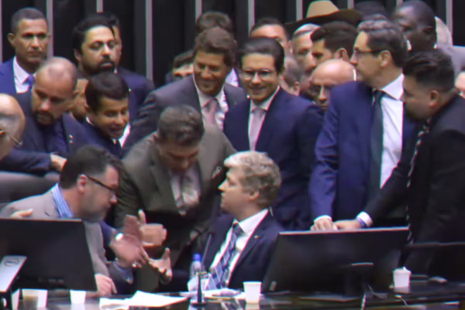 O presidente da Câmara, Hugo Motta (Republicanos-PB), tenta acessar sua cadeira ocupada pelo deputado federal bolsonarista Marcel Van Hattem (Novo-RS) | Imagem reprodução YouTube/Câmara dos Deputados