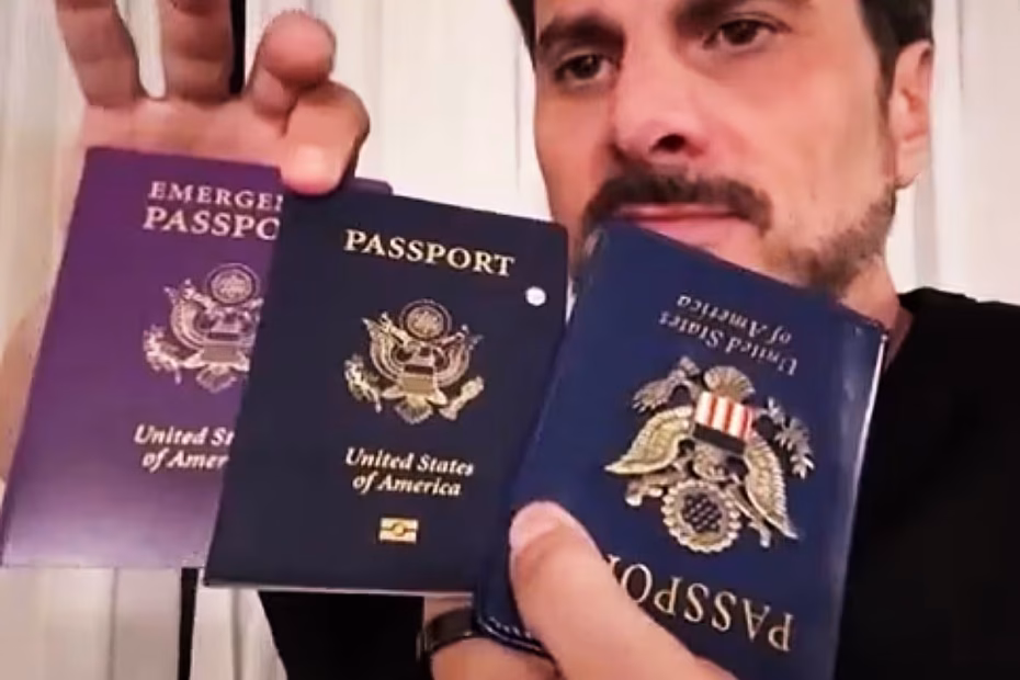 O senador tornozelado Marcos Do Val exibe durante lua live três passaportes dos EUA 24.8.2025 / imagem reprodução X