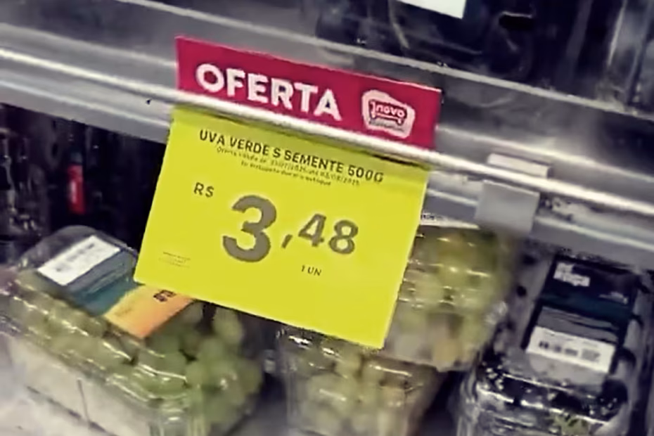 Promoção no Novo Atacarejo, rede de supermercados presente nos estados de Pernambuco e Paraíba, no Nordeste do Brasil, mostra uva sem semente com preço bem abaixo da média | Imagem reprodução X