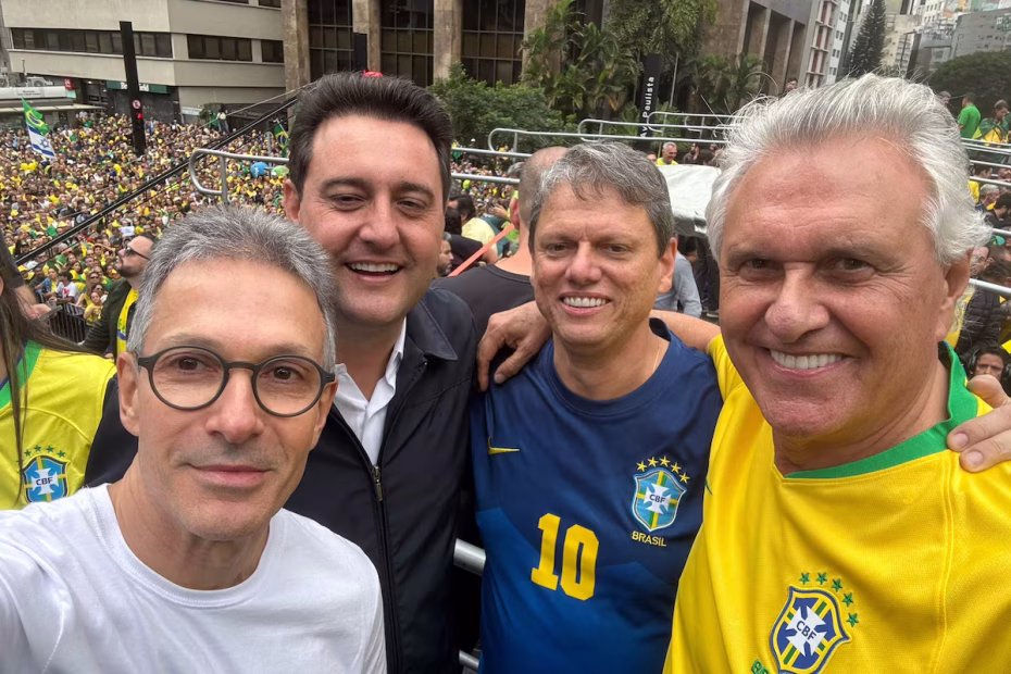 Romeu Zema, Ratinho Júnior, Tarcísio de Freitas e Ronaldo Caiado posam para selfie durante manifestação pró-Bolsonaro em São Paulo / Foto Reprodução/X via @RomeuZema