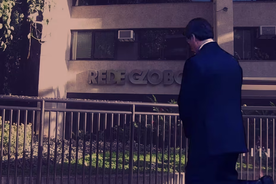 Fachada de um dos prédios da Rede Globo / Ex-presidente Jair Bolsonaro de joelhos, durante culto com o Bispo Macedo, da IURD / Montagem de imagens reprodução