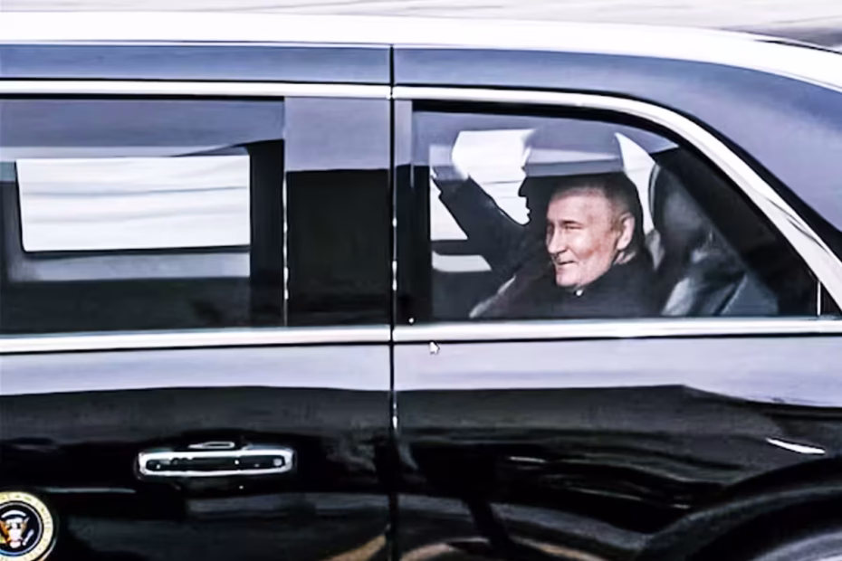 O presidente da Federação Russa, Vladimir Putin, dentro da limusine presidencial de Donald Trump, conhecida como The Beast | Imagem reprodução NBC News