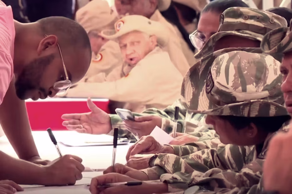 Um venezuelano preenche uma ficha de alistamento em uma milícia do exército atentendo a um pedido do presidente do país Nicolás Maduro - Imagem reprodução APNews