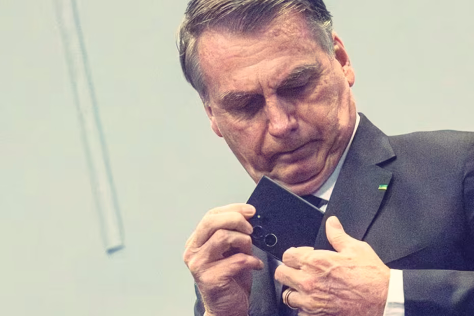 Jair Bolsonaro, réu no STF por tentativa de golpe de Estado, pega seu celular / Foto: Vincius Schmidt/Metrópoles