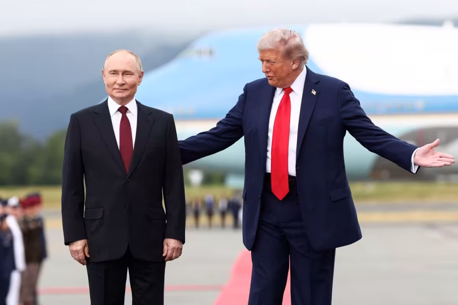 O presidente da Federação Russa, Vladimir Putin, em Anchorage, Alasca, com o presidente dos EUA, Donald Trump |15.8.2025| Kevin Lamarque/Reuters