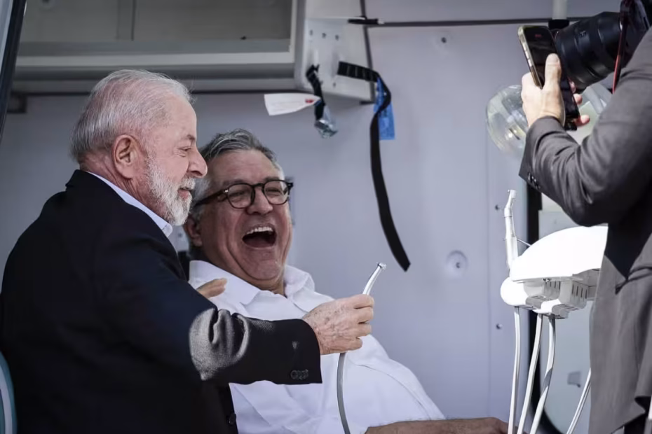 O ministro da Saúde ALEXANDRE PADILHA brinca com o PRESIDENTE LULA de dentista durante evento para entrega de 400 novas unidades odontológicas móveis em Sorocaba (SP) / Foto: Ricardo Stuckert