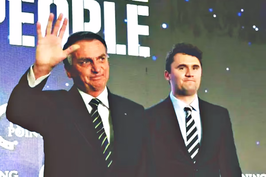 O ex-presidente condenado a 27 anos de prisão por tentativa de golpe de estado, Jair Bolsonaro (esquerda), participou de evento com o ativista de extrema- direita assassinado recentemente, Charlie Kirk (direita), em fevereiro de 2023 / Getty Images