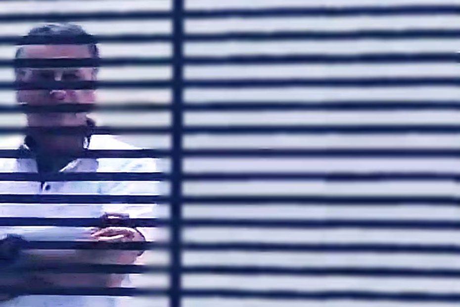 Ex-presidente Jair Bolsonaro caminha impaciente na frente de sua residência-prisão enquanto ocorre o julgamento no STF |2.9.2025| Imagem reprodução/TV Folha