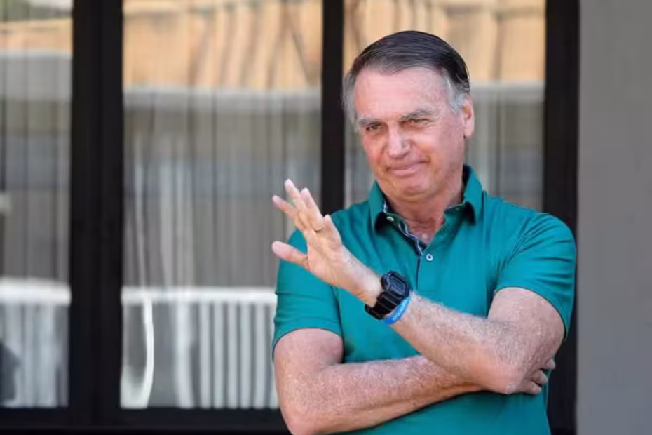 O ex-ocupante do Palácio do Planalto de 2019 a 2022, Jair Bolsonaro, condenado no STF por tentativa de golpe de Estado, acena em sua residência/prisão em Brasília no último dia do julgamento que selou sua pena a 27 anos e 3 meses de prisão |11.9.2025| Foto: Sergio Lima/AFP