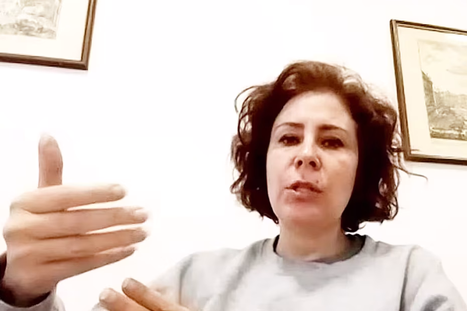 Carla Zambelli em depoimento à Comissão de Constituição e Justiça e de Cidadania da Câmara dos Deputados |24.9.2025|, por videoconferência ,direto da prisão na Itália / Imagem reprodução/Câmara dos Deputados