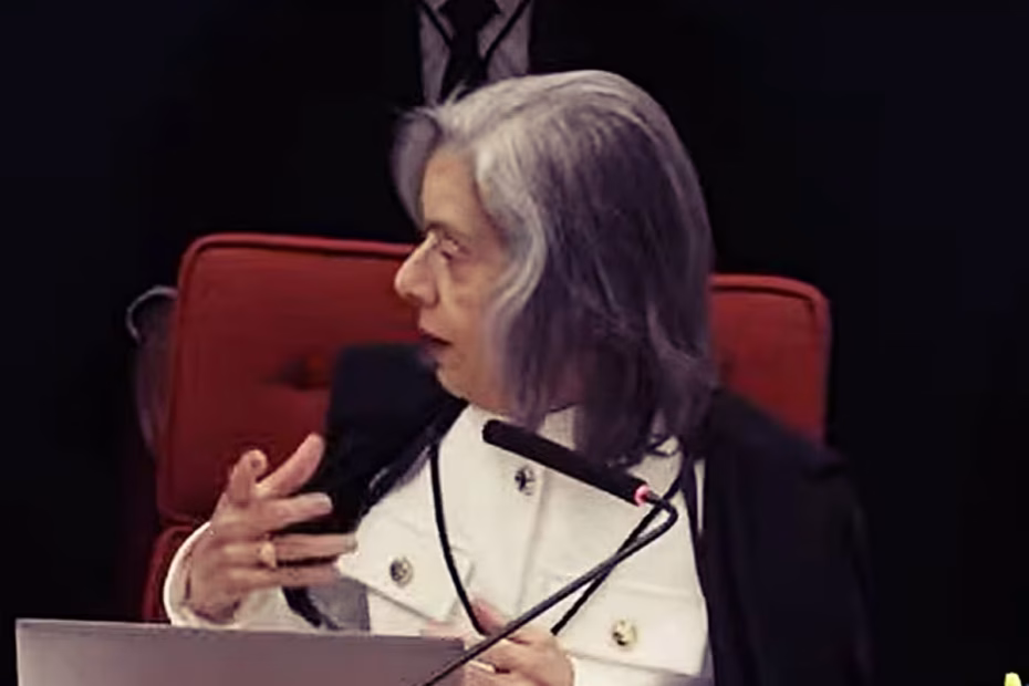 Cármen Lúcia conversa com o ministro Alexandre de Moraes durante julgamento da AP 2668 11.9.2025 Imagem reprodução TV Justiça