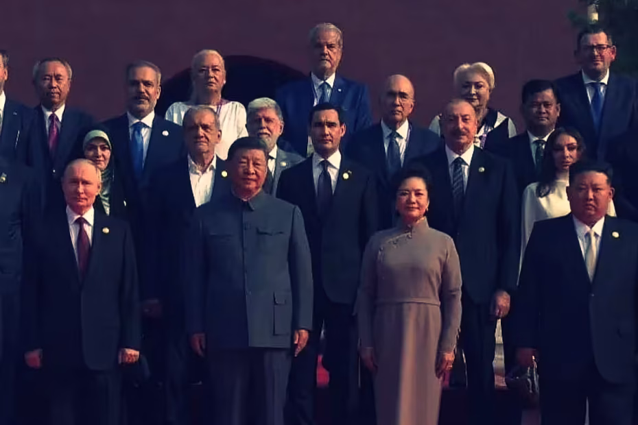 Celso Amorim na foto atrás do presidente da China, Xi Jinping, em que também estão os líderes da Rússia e Coréia do Norte, Vladimir Putin e Kim Jong-un