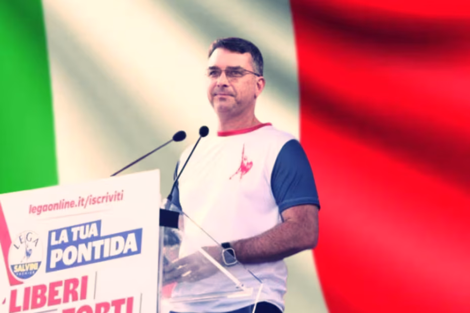 O senador Flávio Bolsonaro discursa durante evento da direita italiana |21.9.2025| Imagem reprodução/X/@matteosalvinimi | Ao fundo, as cores verde, branco e vermelho da Bandeira da Itália / Imagem repdodução redes sociais | Sobreposição de imagens