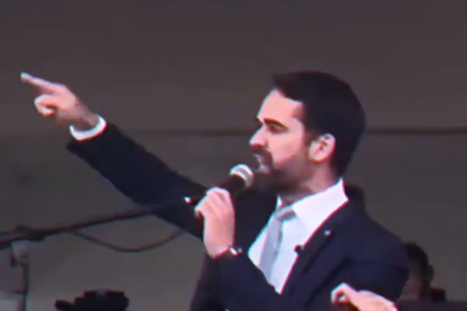 O governador do Rio Grande do Sul, Eduardo Leite (PSD), reage a vaias do público durante abertura da 48 Expointer |5.9.2025| Imagem reprodução/X