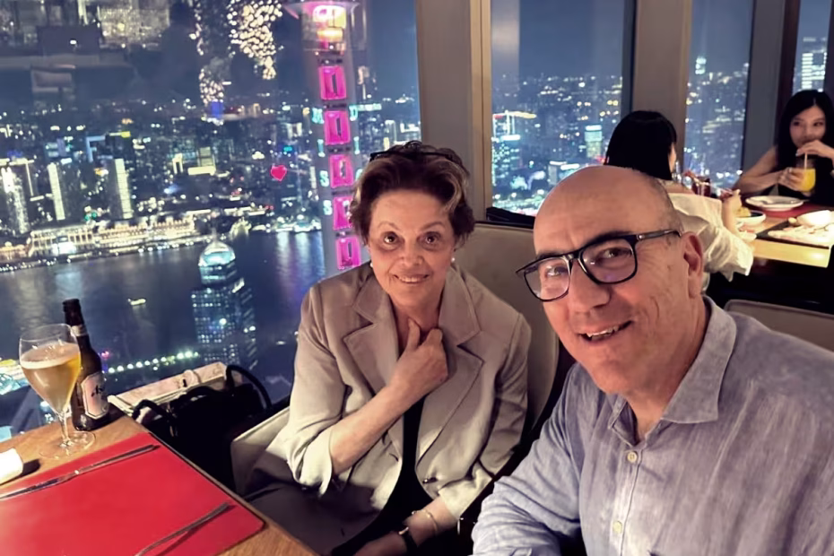 A Presidenta do NDB do BRICS, DILMA ROUSSEFF, em um restaurante de luxo em Xangai, na China, ao lado do jornalista brasileiro Leonardo Attuch, editor-chefe do Brasil247 |12.9.2025| Imagem reprodução redes sociais