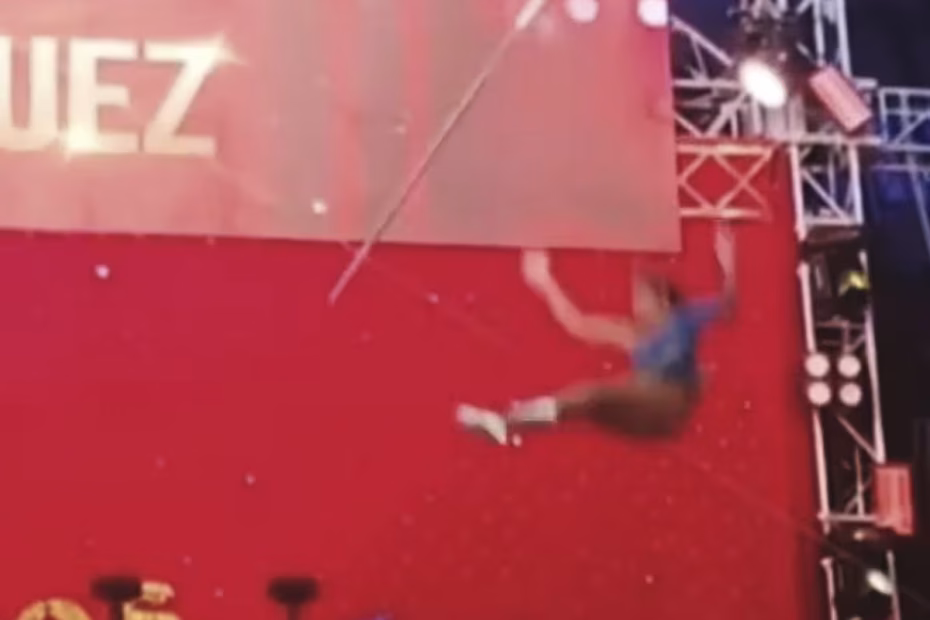 A trapezista Dayana Rodríguez, 19, cai da corda bamba em um circo de Cali, Bolívia |31.8.2025| Imagem reprodução