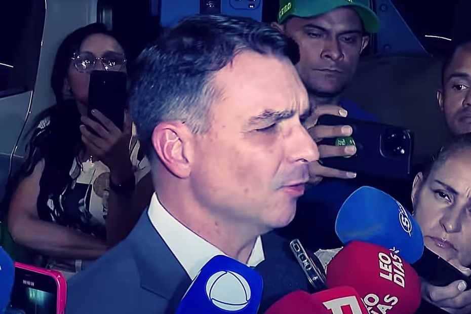 O senador Flávio Bolsonaro concede entrevista coletiva em frente ao Hospital DF Star, em Brasília, após o ex-presidente Jair Bolsonaro ser internado na noite de terça-feira |16.9.2025| Imagem reprodução/CNN Brasil