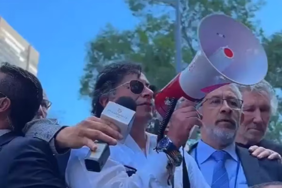 Gustavo Petro usa um megafone durante protesto em frente à sede da ONU em Nova Iorque, ao com Roger Waters à direita na imagem 26.9.2025 | Imagem reprodução