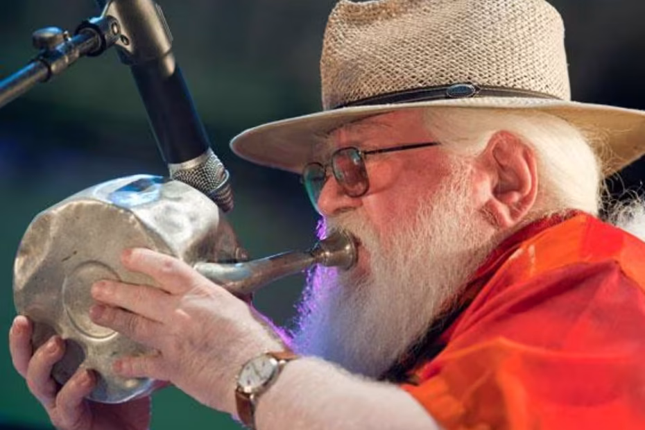 HERMETO PASCOAL TIRANDO SOM DE UMA CHALEIRA