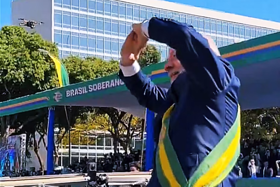 PRESIDENTE LULA faz gesto de Coração com as duas mãos em direção ao público em um palanque, durante sua chegada à tribuna, na Esplanada dos Ministérios - Imagem reprodução Canal Gov