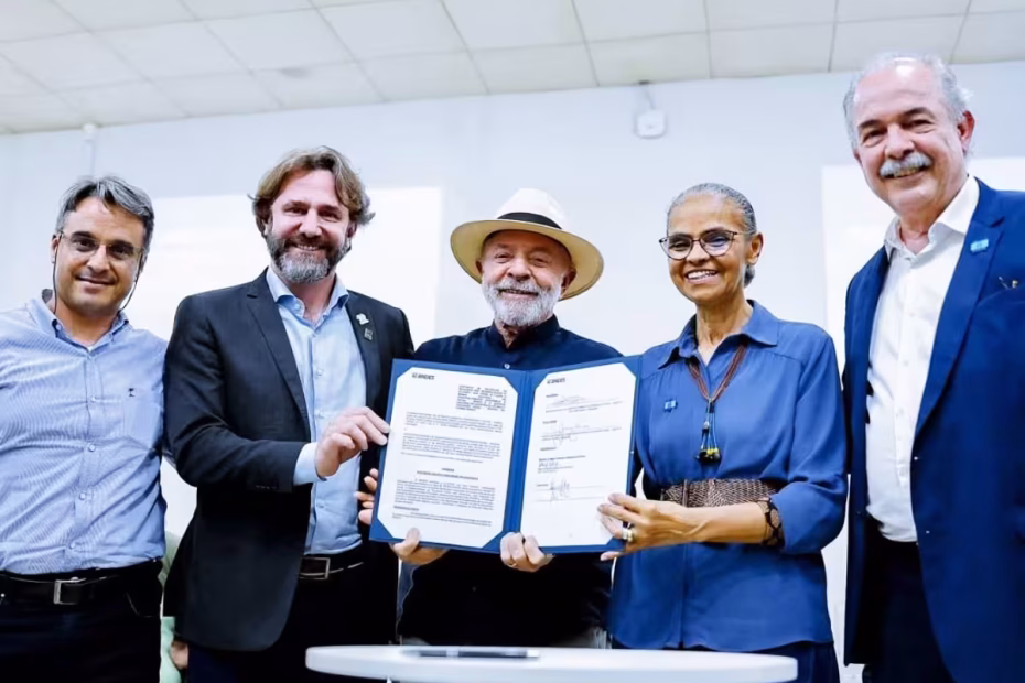 O Presidente LULA ao lado de Marina Silva (ministra do Meio Ambiente e Mudança do Clima), Aloísio Mercadante (Presidente do BNDES), além de outros nomes relacionados às políticas
