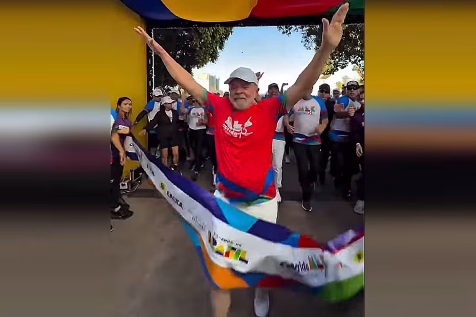 Lula cruza a linha de chegada da corrida comemorativa dos 95 anos do MEC, em Brasília 28.9.2025 Imagem reprodução