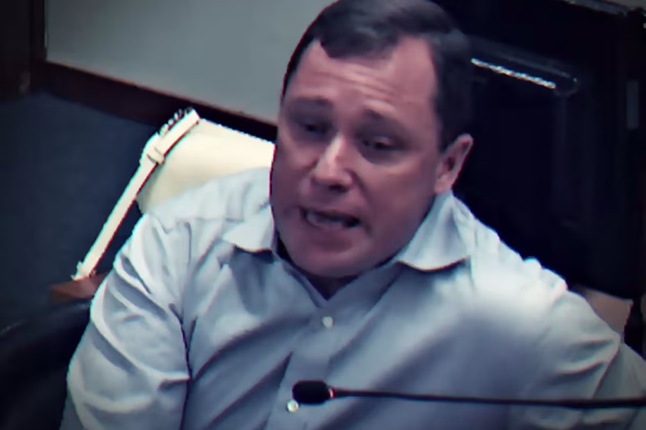 Mauro Cid chora em depoimento de 2024, quando tentou explicar áudios criticando o ministro do STF, Alexandre de Moraes e a Polícia Federal /Imagem reprodução/TV Folha