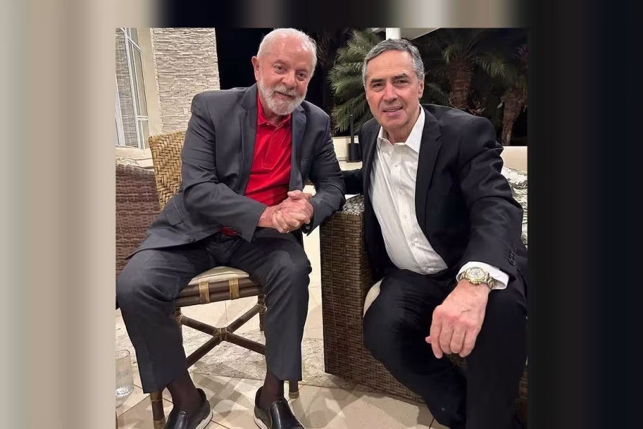 O então presidente do STF, Luís Roberto Barroso, recebe o presidente Luiz Inácio Lula da Silva, em jantar em sua residência 19.12.2023 - Arquivo Pessoal via Folha de S. Paulo