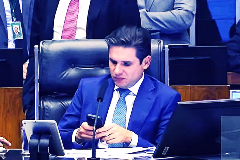 O presidente da Câmara dos Deputados, Hugo Motta, usa o celular durante sessão da casa legislativa |16.9.2025| Imagem reprodução/TV Câmara