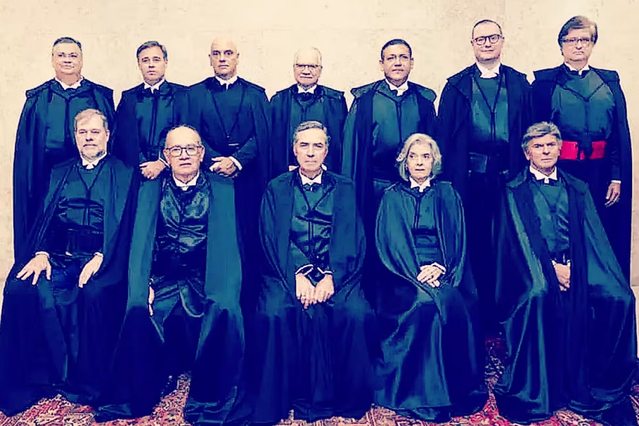 Os 11 ministros do Supremo Tribunal Federal, mais o PGR, posam para registro oficial | Foto: Fellipe Sampaio/SCOSTF