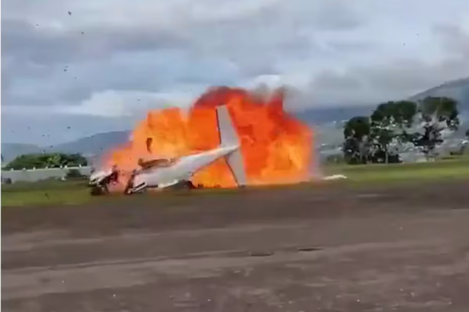 Dois tripulantes, o piloto e o copiloto, morreram na hora após perderem o controle de um bimotor Piper PA-31T1 Cheyenne I, de matrícula YV-1443 e operado pela empresa privada Sofitasa, na Venezuela / imagem reprodução/@AlertaMundoNews