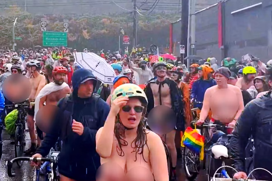 Centenas de ciclistas nus ou seminus protestam em frente ao departamento de Imigração, em Portland, Oregon, nos EUA |12.10.2025| Imagem reprodução redes socais.