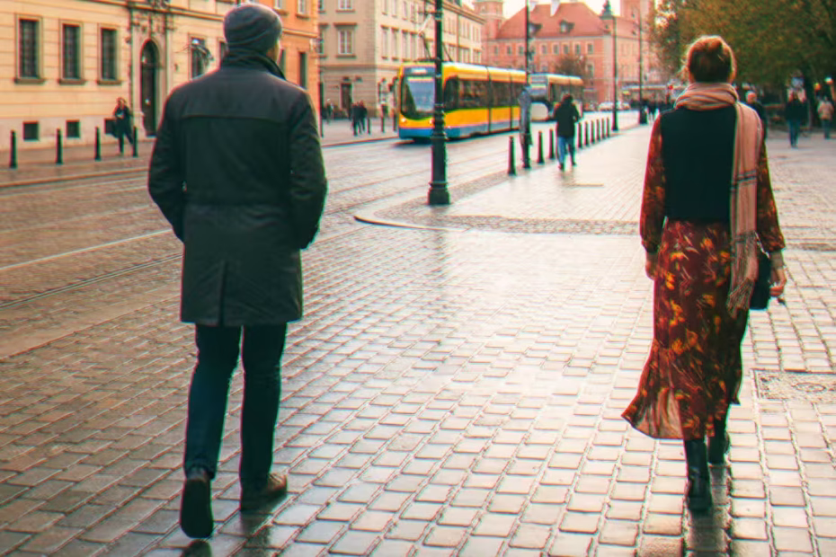 Um homem e uma mulher caminham em Varsóvia, na Polônia / Imagem gerada por IA