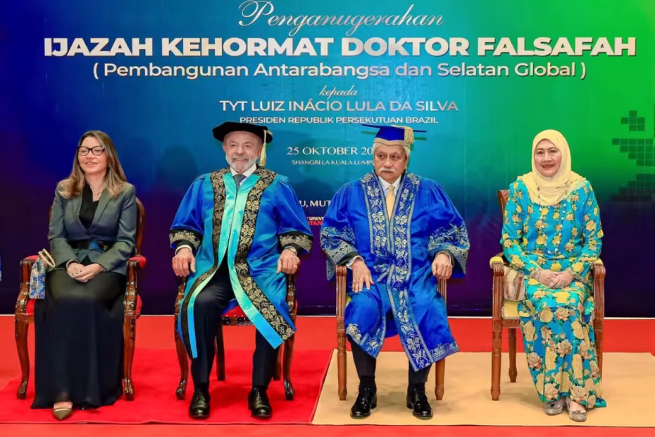 Presidente Lula em foto oficial com traje tradicional cerimonial da Universidade da Malásia, onde recebeu seu 38º Honoris Causa, este último doutor em Filosofia e de Desenvolvimento Internacional para o Sul Global | Foto Ricardo Stuckert