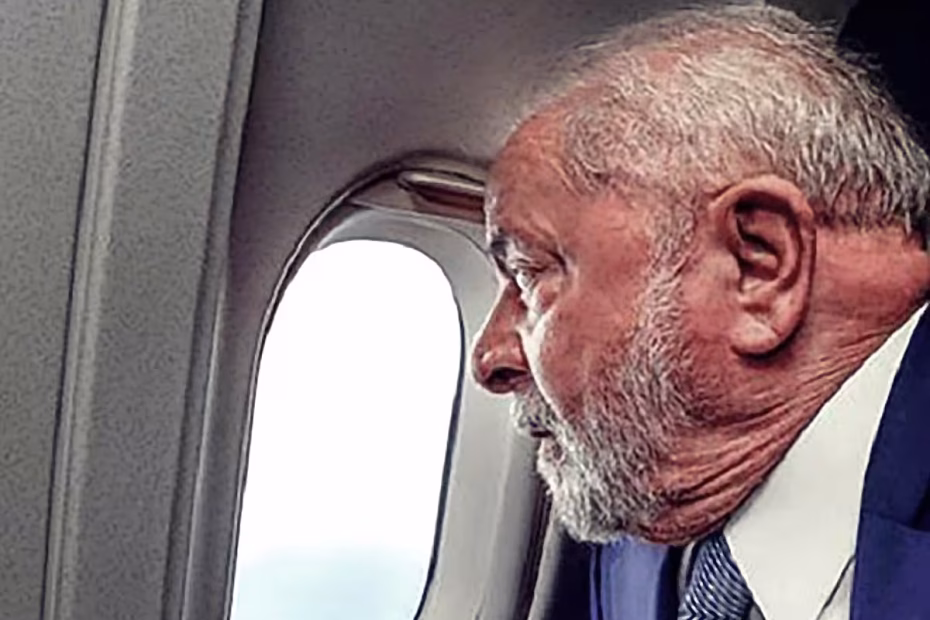 Presidente Lula observa da janela da aeronave presidencial / Foto: Ricardo Stuckert