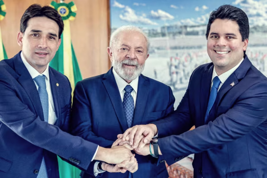 O Presidente Luiz Inácio Lula da Silva entre os ministro André Fufuca (Esporte) e Silvio Costa Filho (Portos e Aeroportos) / Foto: Ricardo Stuckert