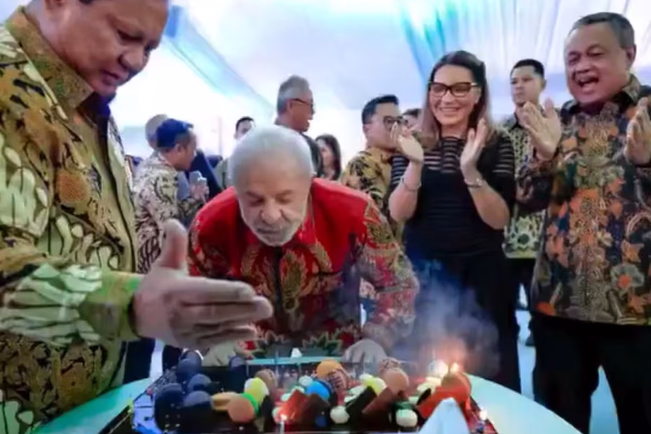 O Presidente Lula apaga as velinas de um bolo de sua festa de aniversário antecipada oferecida pelo presidente da Indonésia, Prabowo Subianto, em Jakarta. O estadista está no país com comitiva de empresários e ministros, além da Primeira-Dama do Brasil, Janja, para acordos bilaterais e negócios com empresas privadas do país. Presidente brasileiro completará 80 anos no próximo dia 27 de outubro |23.10.2025| Imagem reprodução