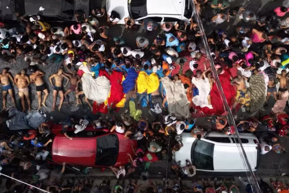 Moradores levam mais de 50 corpos para praça do Complexo da Penha - Rio |29.10.2025| Foto: Márcia Foletto/via O Globo