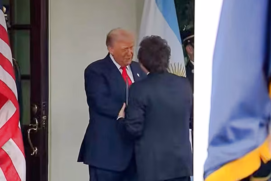 O Presidente dos EUA, Donald Trump, conversa com o Presidente da República Argentin, Javier Miei, durante recepção na Casa Branca |14.10.2025| Imagem reprodução/Casa Branca