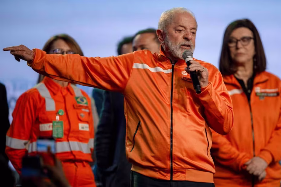 Lula fala durante anúncio de investimentos da Petrobras no RJ; ao fundo (dir.), Chambriard ouve discurso - Mauro Pimentel - 4.jul.2025/AFP