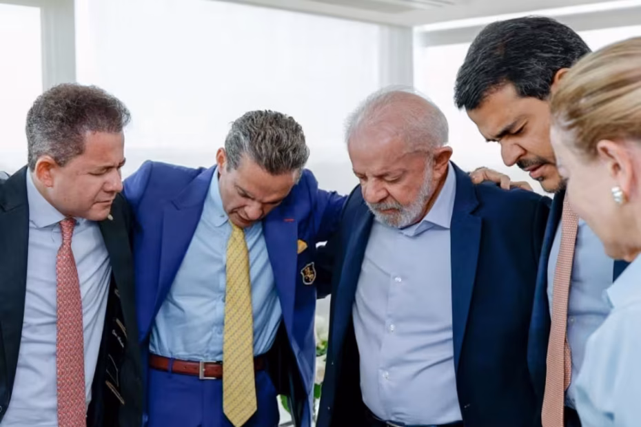 O presidente Lula com os ministros Jorge Messias (AGU) e Gleisi Hoffmann (Relações Institucionais) e com o bispo Samuel Ferreira e o deputado Cezinha de Madureira (PSD-SP) — Foto: Reprodução