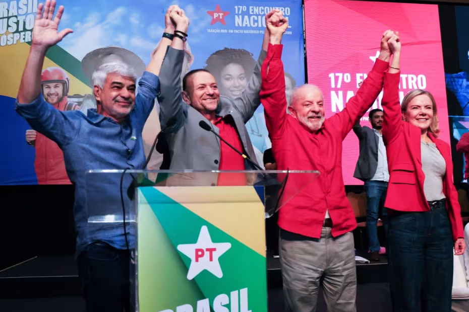 O senador Humberto Costa, o presidente do Partido dos Trabalhadores, Edinho Silva, o Presidente da República Federativa do Brasil, Luiz Inácio Lula da Silva, e a ministra das Relações Institucionais, Gleisi Hoffmann |3.8.2025| Posse de Edinho Silva na Presidência da Legenda | Foto: Ricardo Stuckert