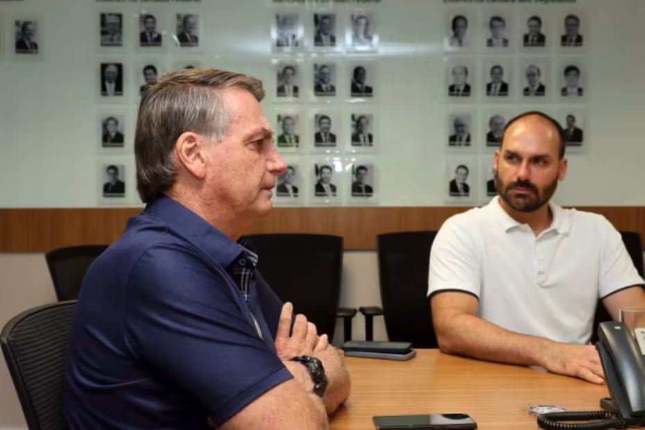 Jair Bolsonaro e Eduardo Bolsonaro durante reunião na sede do PL / Foto: Beto Bala via Jovem Pan