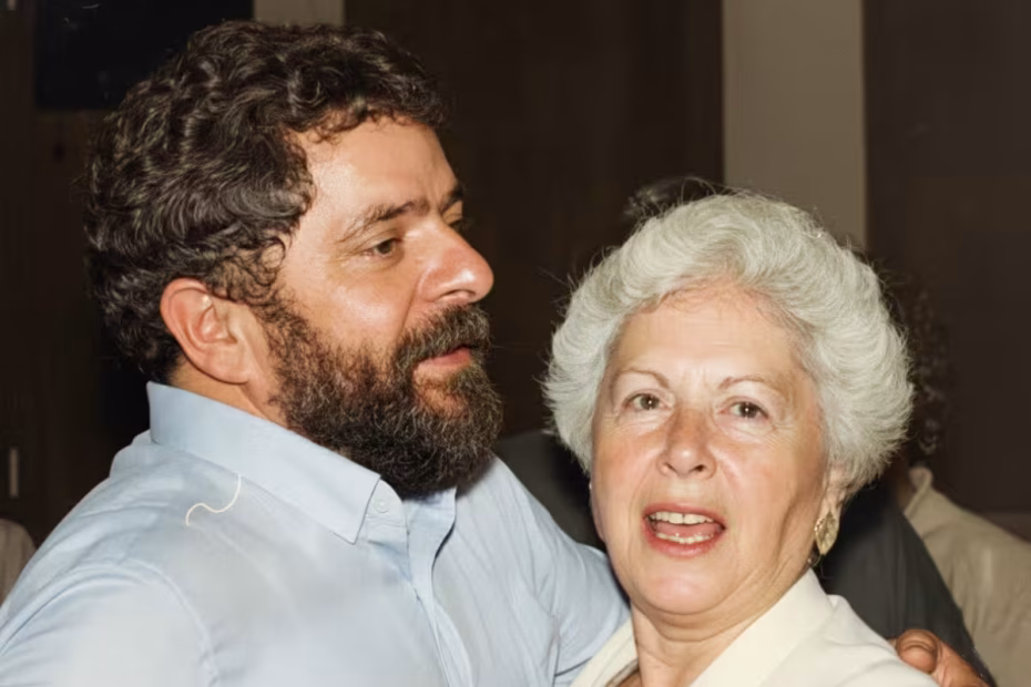 O Presidente Lula abraçado à Clara Charf / Foto: Acervo CSBH/FPA / Colorida por IA